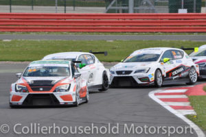 Della Motta leads on opening lap